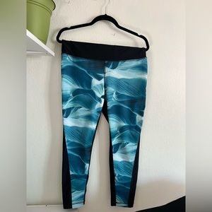 Wavy Patterned Athletic Leggings